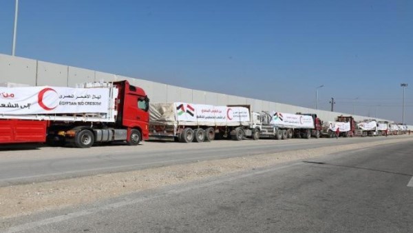 تحرك شاحنات القافلة 99 تمهيدا لدخولها غزة عبر معبر كرم أبو سالم