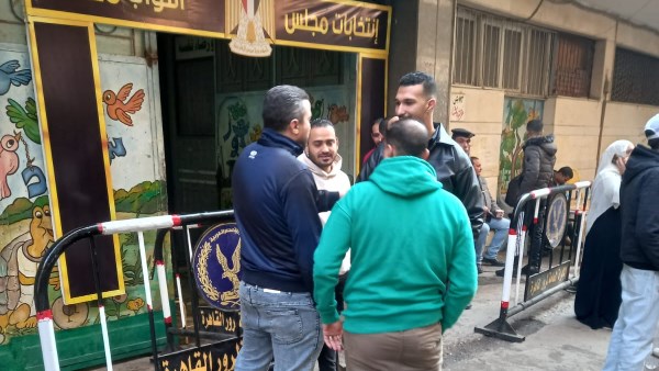 توافد الناخبين على مدرسة بورسعيد الخاصة في المطرية للإدلاء بصوتهم في جولة الإعادة.. فيديو وصور