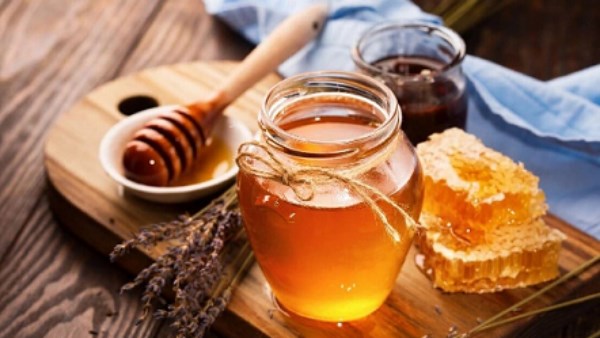 صحي وضار.. استخدام خاطئ للعسل يسبب السرطان ونوع منه يعالجه| كيف؟