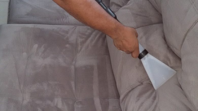 عيالك أشقيا.. طريقة تنظيف الكنب من بقع الحبر