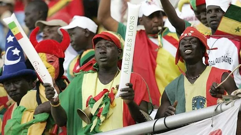 “الأسد الثالث عشر”.. المشجع المثير للجدل يقود مدرجات السنغال أمام مصر