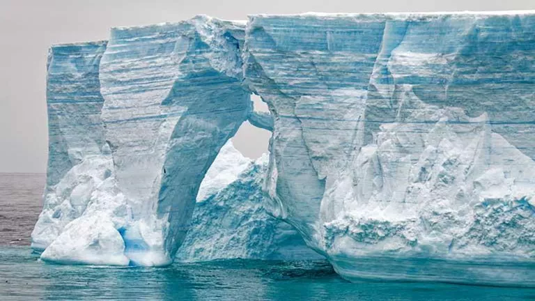 مئات الزلازل الجليدية تهز نهر يوم القيامة.. ما تأثيرها على مستوى سطح ا