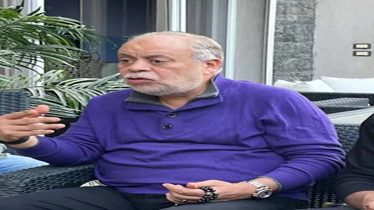 أشرف زكي يكشف لـ”مصراوي” حقيقة تدهور حالة عادل إمام ونقله للمستشفى