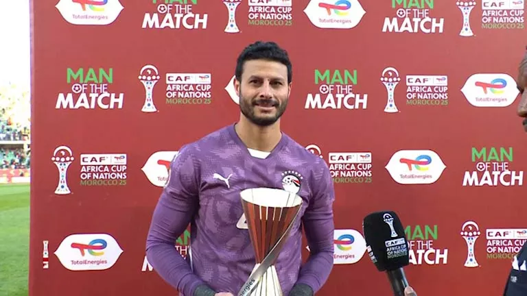 مسؤول ببعثة منتخب مصر يكشف حقيقة حقن محمد الشناوي بالبلازما