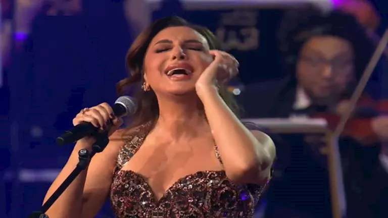 أنغام تغني “خليك معاها” و”ثلاث حروف” بحفلها في السعودية