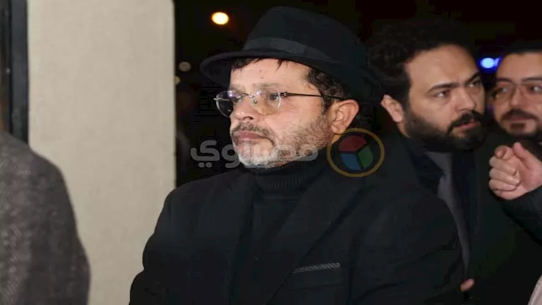 محمد هنيدي يواسي هاني رمزي في عزاء والدته