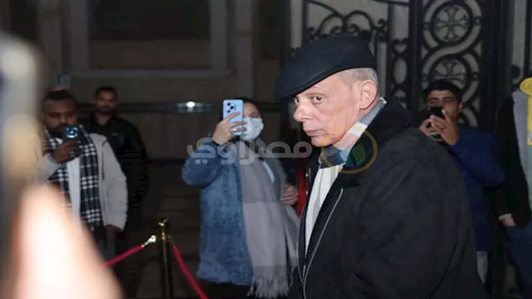 عصام إمام يواسي هاني رمزي في عزاء والدته