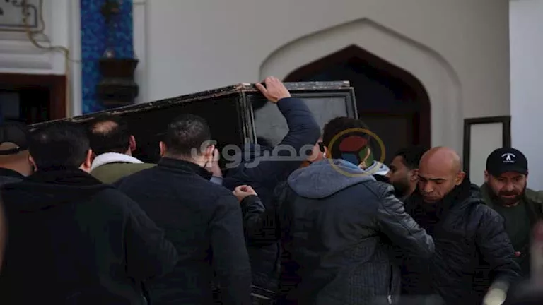 بالصور.. بكاء نضال الشافعي أثناء تشييع جثمان والدته