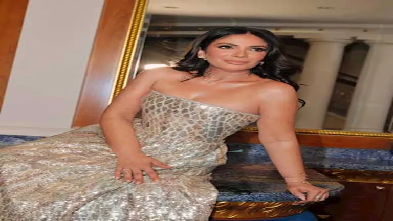 بـ”فستان جريء”.. منى زكي تخطف الأنظار بأحدث ظهور والجمهور يعلق (صور)