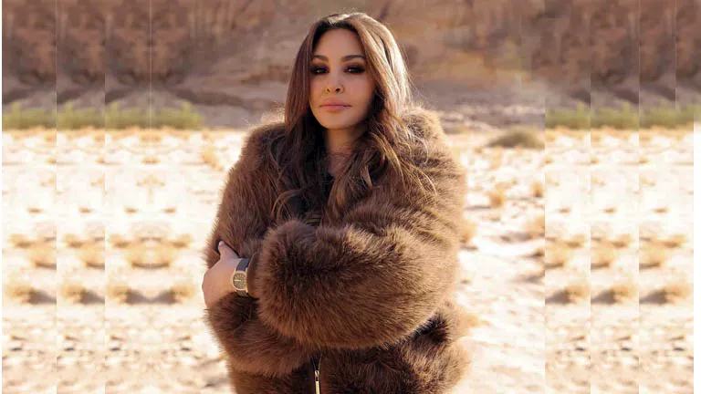 إليسا تخضع لجلسة تصوير في الصحراء.. والجمهور:”إكتمال القمر” (صور)