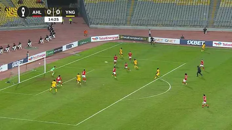 لقطة طريفة بين ثنائي الأهلي خلال مباراة يانج أفريكانز في دوري الأبطال