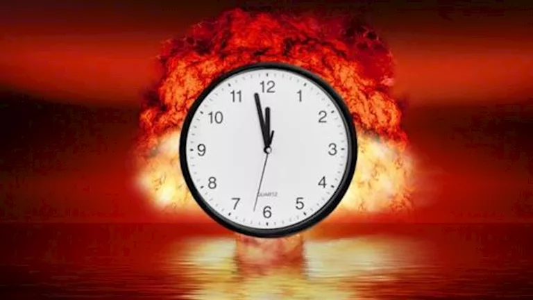 العالم يترقب تحديث ساعة يوم القيامة.. هل تقترب البشرية من كارثة؟