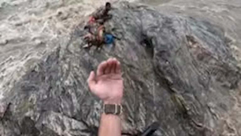 طيار ينقذ زوجين من فيضانات مدمرة- ماذا حدث؟