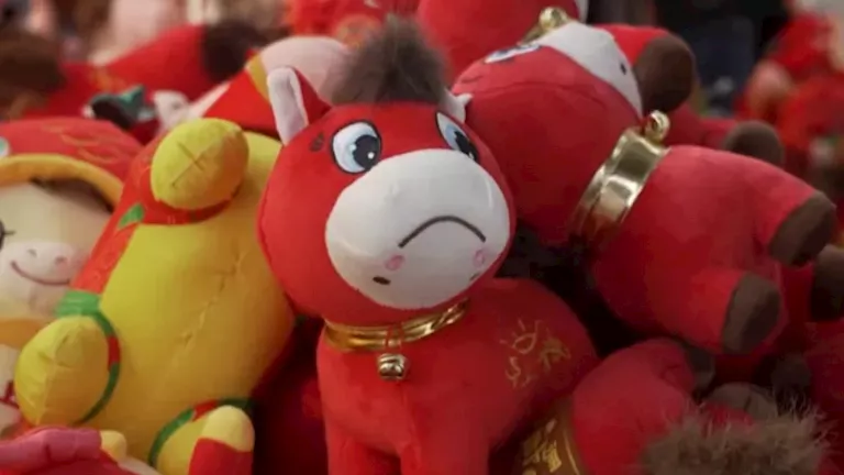 “أصبحت ترند بالصدفة”.. ما قصة دمية “الحصان الباكي” في الصين؟