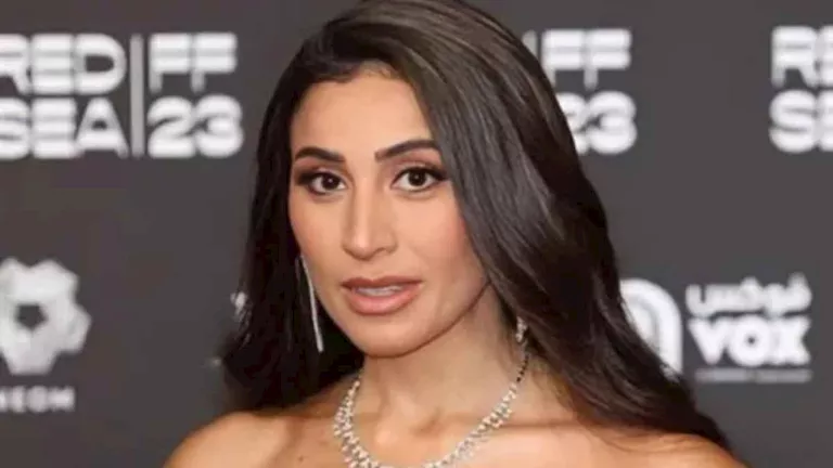 دينا الشربيني تتألق بفستان جريء من طوني ورد في حفل المتحدة لمسلسلات رم