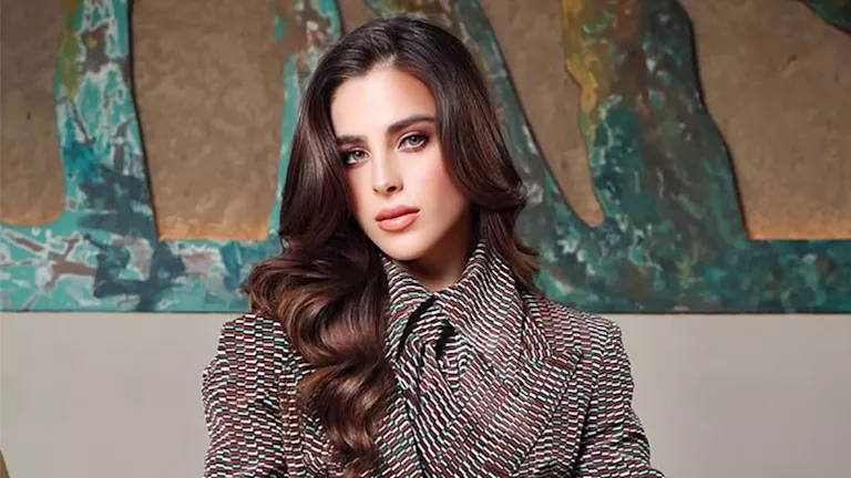 جمالها لافت.. ملكة جمال الكون 2025 بإطلالة جذابة