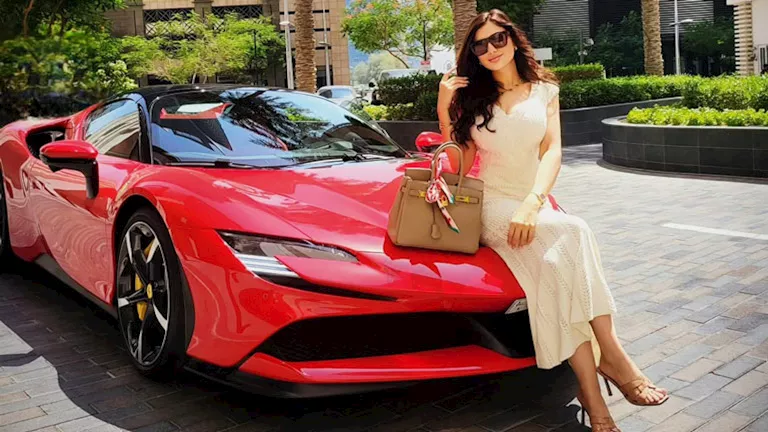 مي عمر عن سياراتها الفارهة: “بناتي بيروحوا المدرسة بالمرسيدس”