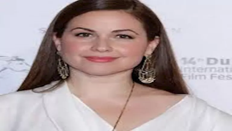 ريا أبي راشد بإطلالة ساحرة.. إليك تفاصيل اللوك