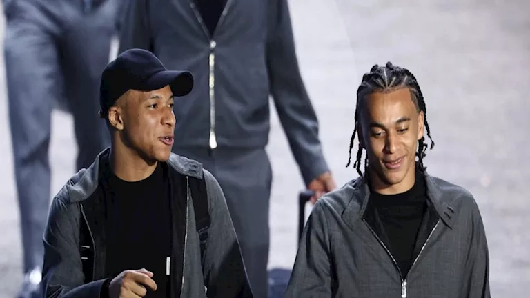 شقيق مبابي يدعم منتخب الجزائر في أمم أفريقيا