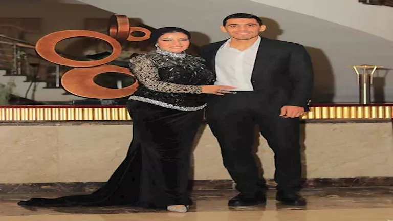 أول تعليق من زوجة محمد حمدي بعد إجرائه عملية الرباط الصليبي