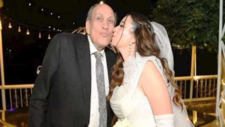 تأثر وبكاء ابنة منير مكرم في حفل زفافها (صور)