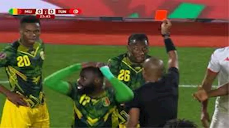 قائد منتخب مالي يتلقى البطاقة الحمراء أمام السنغال بأمم أفريقيا