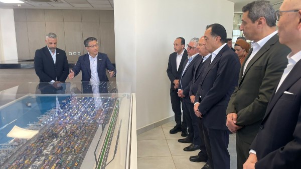 مدبولي يشهد تفريغ أول حاوية إلكترونياً بمحطة البحر الأحمر لتداول الحاويات