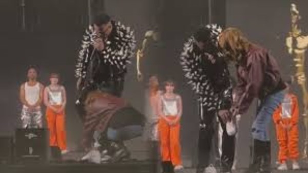 فجّرت موجة جدل واسعة.. قُبلة على المسرح تغيّر مسار حفل محمد رمضان باستاد القاهرة | شاهد