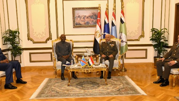 وزير الدفاع والإنتاج يلتقي نظيره الكونغو الديمقراطي لبحث التعاون العسكري| فيديو وصور