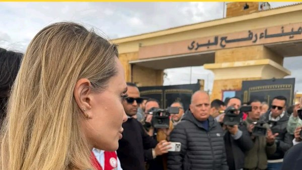 استقبلها محافظ شمال سيناء.. لحظة وصول أنجلينا جولي لمعبر رفح