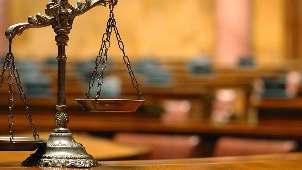 خبير قانوني يحسم الجدل: الطفل «مُعرّض للخطر» وليس مُجرمًا كامل المسئولية