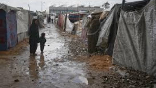 الاحتلال يتعمد قصف مراكز إيواء وخيام النازحين