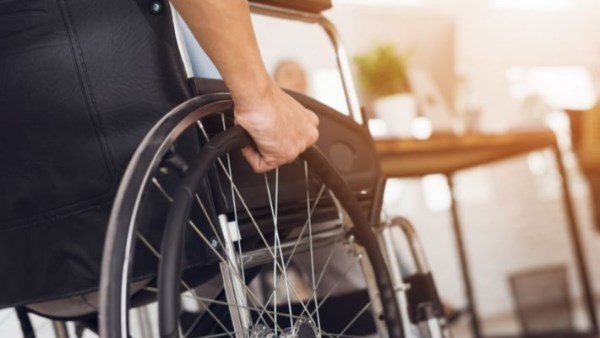 إعفاء ذوي الإعاقة من الضريبة الجمركية على المواد الطبية .. طبقًا للقانون