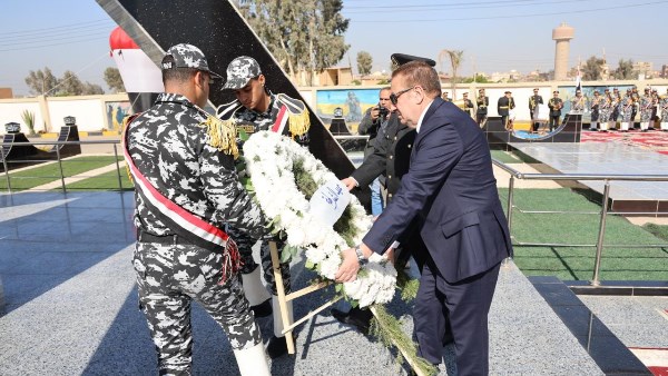 محافظ المنوفية ومدير الأمن يضعان إكليل الزهور علي النصب التذكاري للشهداء