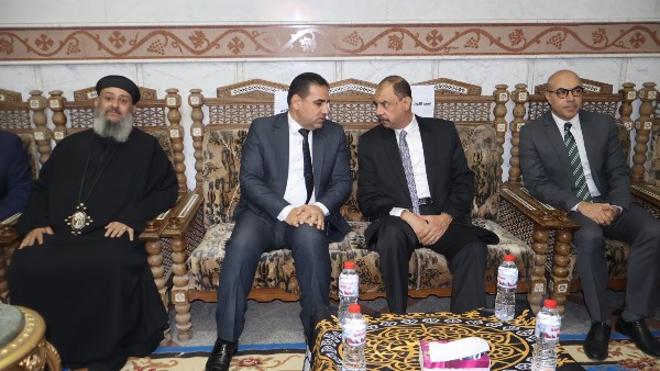 مدير أمن سوهاج والمحافظ يهنئان الأقباط في مطرانيات طما وطهطا وكنيسة المراغة