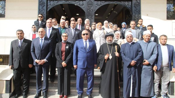 موجز أخبار الوادي الجديد.. المحافظ يقدم التهنئة بعيد الميلاد المجيد بكنيسة السيدة العذراء.. ويلتقي أعضاء مجلس الشيوخ بالمحافظة