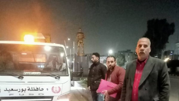 رئيس ضواحي بورسعيد يتابع أعمال رفع كفاءة النظافة العامة ليلًا