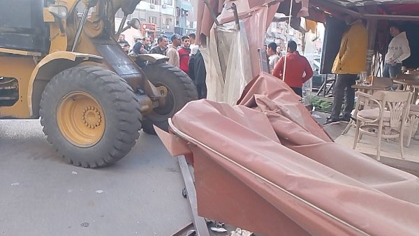 حي مناخ بورسعيد يزيل بروز مقهيين بشارع النصر | شاهد حي مناخ بورسعيد يزيل بروز مقهيين بشارع النصر | شاهد