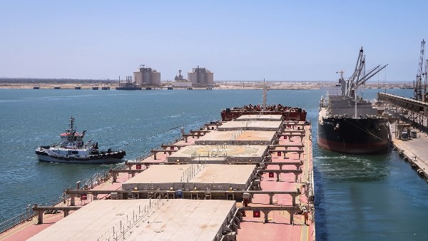 ميناء دمياط يستقبل 15 سفينة حاويات وبضائع عامة