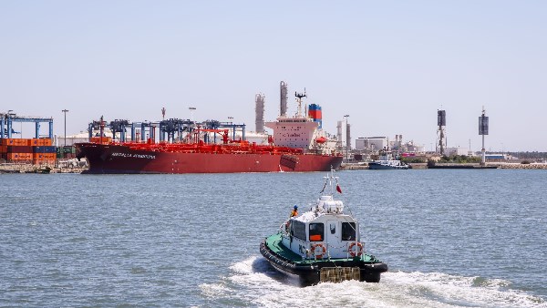 ميناء دمياط يحقق معدل تفريغ قياسي لحمولة السلاج بسفينة ZHI DA 88