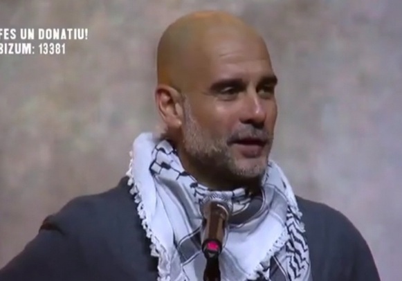 مدرب مانشستر سيتي غوارديولا مرتديا الكوفية: نحن مع فلسطين واسرائيل تقتل اطفالنا