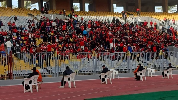 بأعداد قليلة.. بدء توافد جماهير الأهلي على إستاد برج العرب.. صور