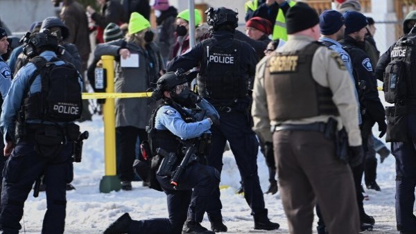 وكالة إنفاذ قوانين الهجرة الأمريكية توسع صلاحيات الاعتقال بدون أمر قضائي