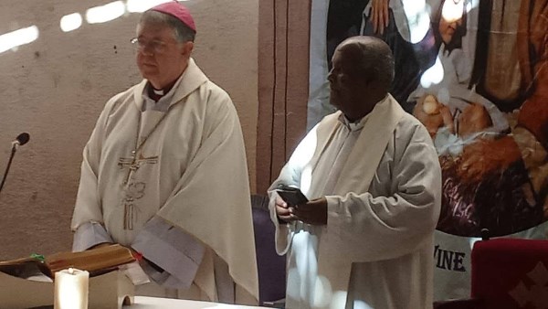 مطران الكنيسة اللاتينية يترأس القداس مع أبناء كنيسة القلب الأقدس بالسكاكيني | صور