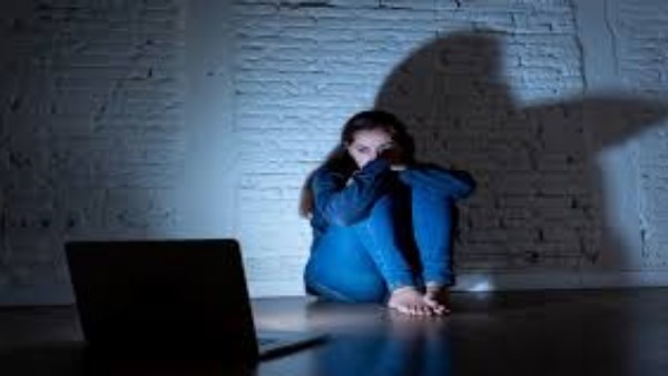 أطفئ السجائر بجسدها.. إحالة المتهم بتهديد بلوجر بصور وفيديوهات عارية للجنايات