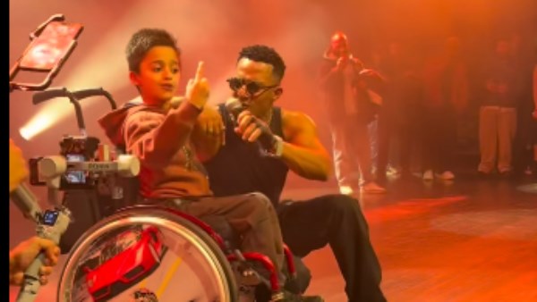 موقف إنساني لـ محمد رمضان مع صغير عراقي على كرسي متحرك| صور