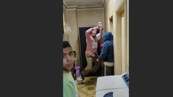 قصة فيديو هزّت الرأي العام.. ابن يعتدي على والده داخل منزله.. ونجله يكشف كواليس صراع ميراث وضع أسرة على حافة الانهيار