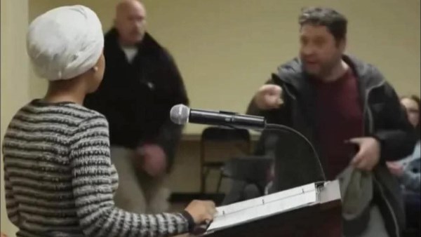 إلهان عمر تتعرّض لهجوم بمادة مجهولة خلال كلمتها بولاية مينيسوتا الأمريكية