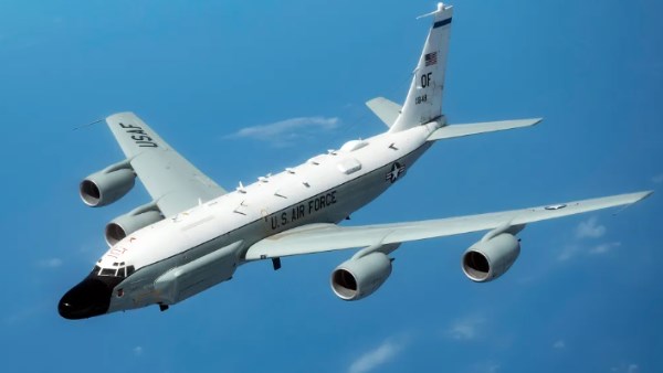 أعين أمريكا بالسماء .. وصول مقاتلة التجسس أوليف 48 إلى قطر يصعد التوتر ضد إيران