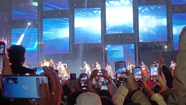 ربطتله الرباط.. مساعدة محمد رمضان تغير له الحذاء بحفل كأس العالم